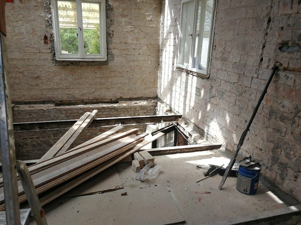Unfertige Innenräume mit Holzplatten